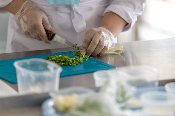 How can UK restaurants enhance customer loyalty through personalized service?